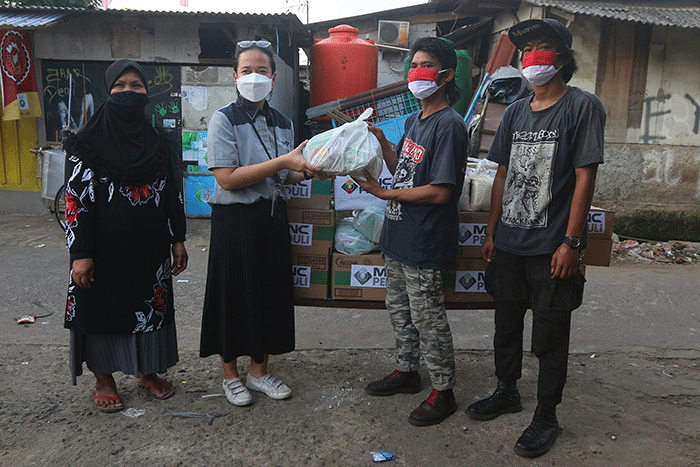 Perwakilan MNC Peduli menyerahkan bantuan sembako dan perlengkapan new normal di Kampung Lio, Depok, Jawa Barat, Rabu (25/8/2021).