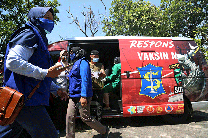 Warga mendapatkan suntikan vaksin dosis kedua di Mobil Vaksin Keliling saat berhenti di Balai RW 11 Kalirungkut Surabaya, Jawa Timur, Rabu (25/8/2021).