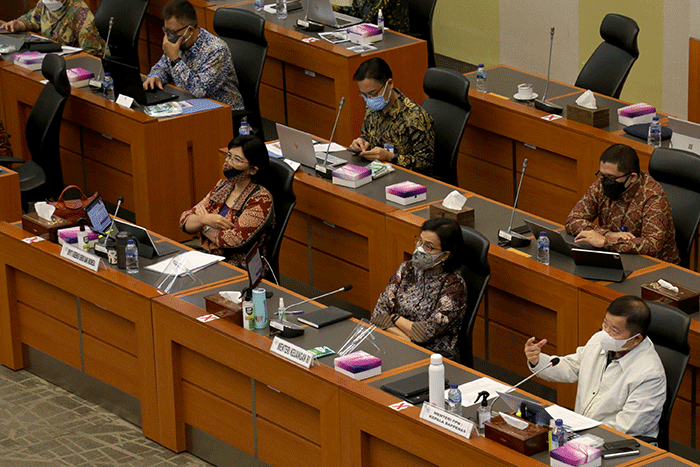 Menteri Perencanaan Pembangunan Nasional/Kepala Bappenas Suharso Monoarfa dan Menteri Keuangan Sri Mulyani mengikuti rapat kerja di Jakarta, Rabu (25/8/2021).