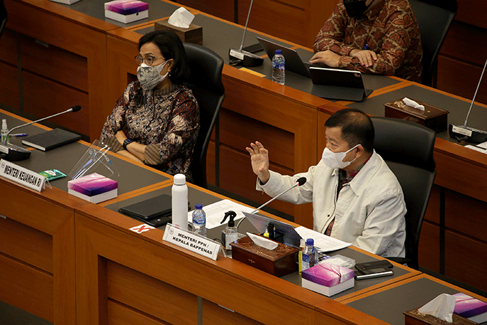 Menteri Perencanaan Pembangunan Nasional/Kepala Bappenas Suharso Monoarfa dan Menteri Keuangan Sri Mulyani mengikuti rapat kerja di Jakarta, Rabu (25/8/2021).