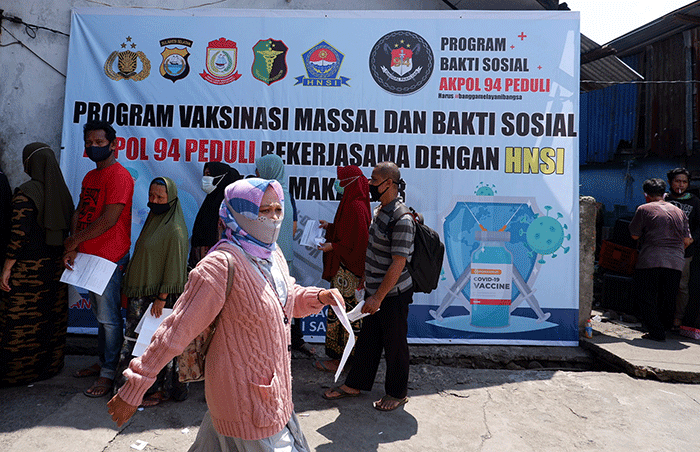 Direktorat Intelkam Polda Sulsel dan Alumni Akademi Kepolisian 1994 menggelar vaksinasi massal dan bakti sosial di TPI Paotere Makassar, Rabu (25/8/2021).