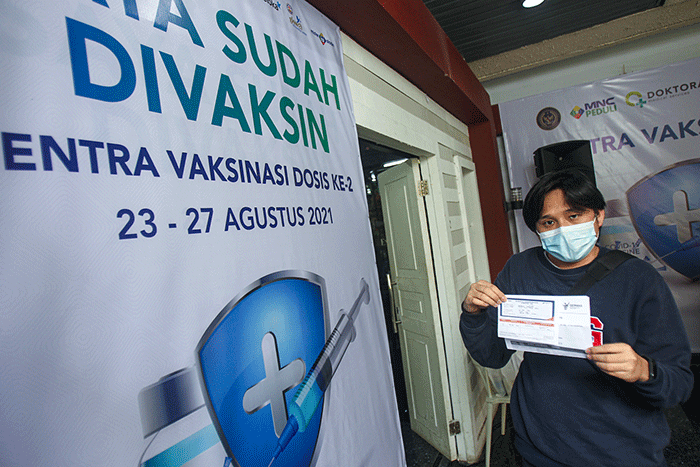 IDXChannel - Petugas menyuntikan vaksin Covid-19 kepada warga di Gedung HighEnd, MNC Center, Kebon Sirih, Jakarta Pusat, Rabu (25/8/2021).