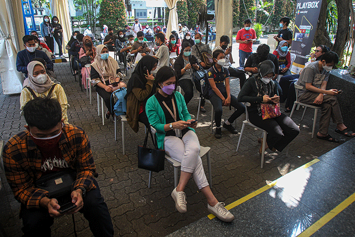 IDXChannel - Petugas menyuntikan vaksin Covid-19 kepada warga di Gedung HighEnd, MNC Center, Kebon Sirih, Jakarta Pusat, Rabu (25/8/2021).