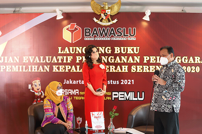 Peluncuran Buku Kajian Evaluatif Penanganan Pelanggaran Pilkada 2020 secara virtual di Jakarta, Kamis (26/8/2021).