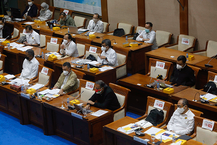 Menteri ESDM Arifin Tasrif mengikuti rapat kerja dengan Komisi VII DPR di Kompleks Parlemen, Senayan, Jakarta, Kamis (26/8/2021).