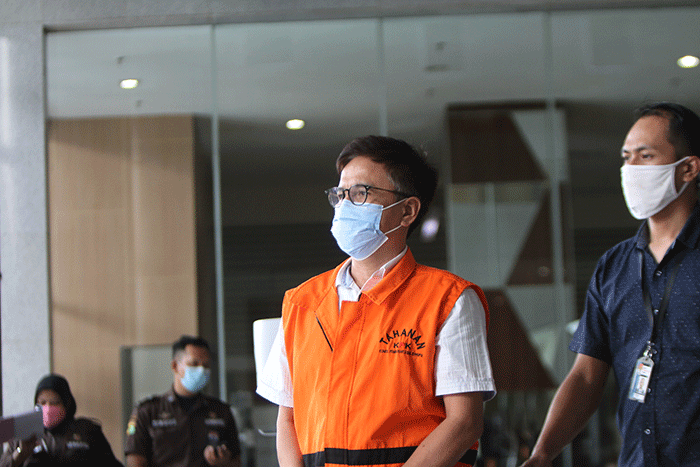 Mantan Direktur Utama Perusahaan Umum Daerah Pembangunan Sarana Jaya Yoory Corneles Pinontoan usai menjalani pemeriksaan lanjutan di Jakarta, Kamis (26/8/2021).