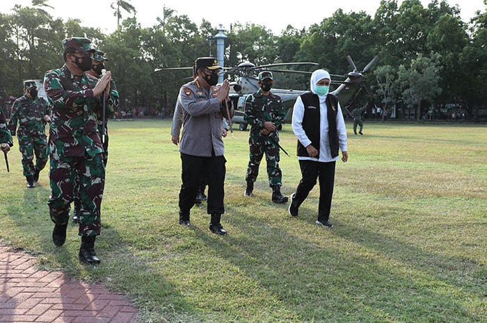 Panglima TNI Marsekal TNI Hadi Tjahjanto saat meninjau serbuan vaksinasi di Pondok Pesantren Tebuireng, Jombang, Jawa Timur, Rabu (25/8/2021).