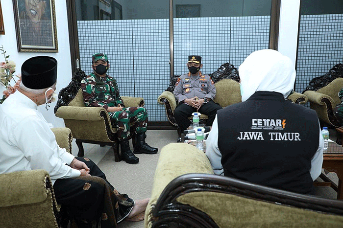 Panglima TNI Marsekal TNI Hadi Tjahjanto saat meninjau serbuan vaksinasi di Pondok Pesantren Tebuireng, Jombang, Jawa Timur, Rabu (25/8/2021).