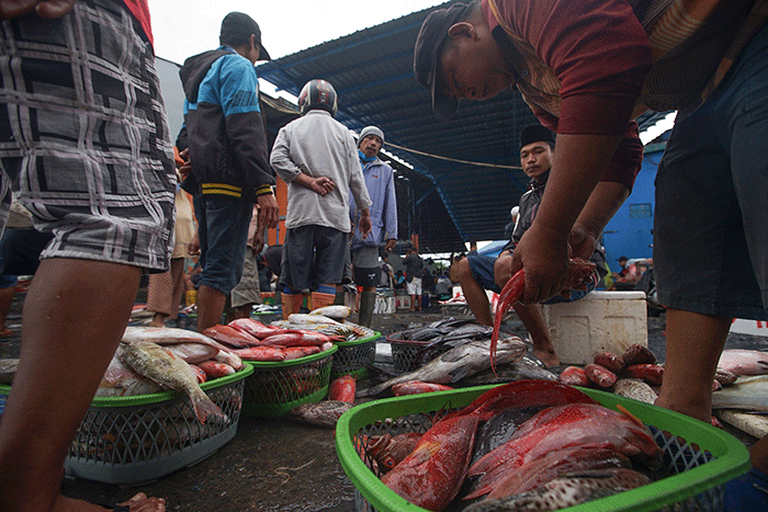 Suasana aktivitas jual beli ikan di Tempat Pelelangan Ikan Potere, Makassar, Kamis (26/8/2021).