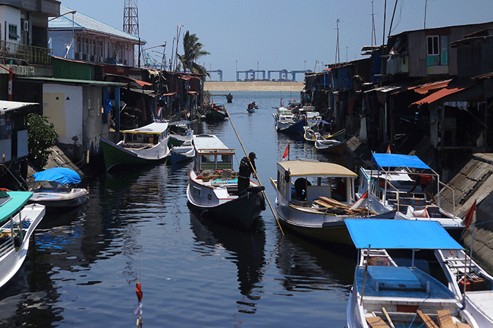 Suasana aktivitas jual beli ikan di Tempat Pelelangan Ikan Potere, Makassar, Kamis (26/8/2021).