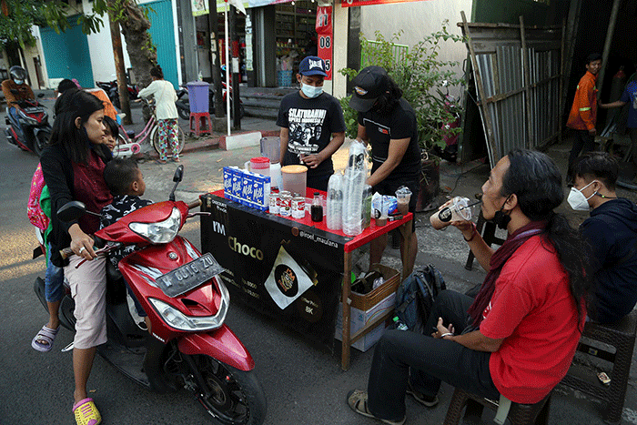 Rock Star Surabaya, Muhammad Maulana Amrullah meracik kopi kekinian di lapak sederhananya di pinggir Jalan Demak Surabaya, Jawa Timur, Kamis (26/8/2021).