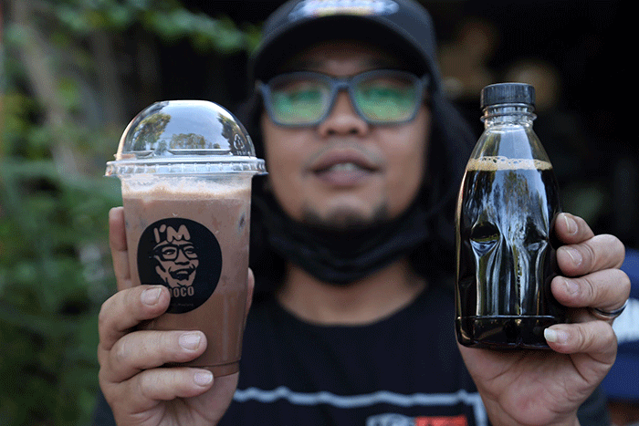 Rock Star Surabaya, Muhammad Maulana Amrullah meracik kopi kekinian di lapak sederhananya di pinggir Jalan Demak Surabaya, Jawa Timur, Kamis (26/8/2021).