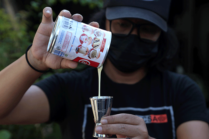 Rock Star Surabaya, Muhammad Maulana Amrullah meracik kopi kekinian di lapak sederhananya di pinggir Jalan Demak Surabaya, Jawa Timur, Kamis (26/8/2021).