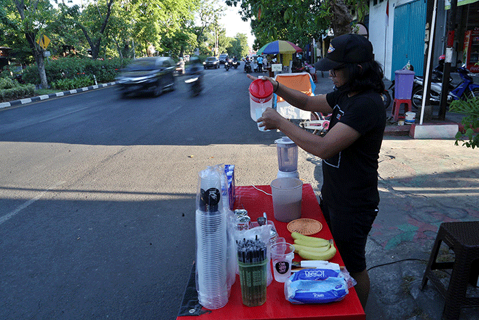 Rock Star Surabaya, Muhammad Maulana Amrullah meracik kopi kekinian di lapak sederhananya di pinggir Jalan Demak Surabaya, Jawa Timur, Kamis (26/8/2021).