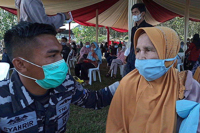 Suasana pelaksanaan hari kedua serbuan vaksin Covid-19 yang dihelat oleh Koarmada II di Stadion Trisanja Slawi, Tegal, Jawa Tengah, Kamis (26/8/2021).