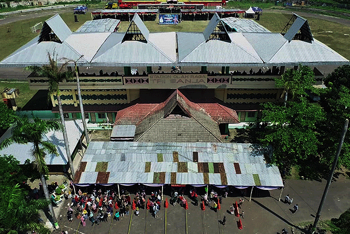 Suasana pelaksanaan hari kedua serbuan vaksin Covid-19 yang dihelat oleh Koarmada II di Stadion Trisanja Slawi, Tegal, Jawa Tengah, Kamis (26/8/2021).