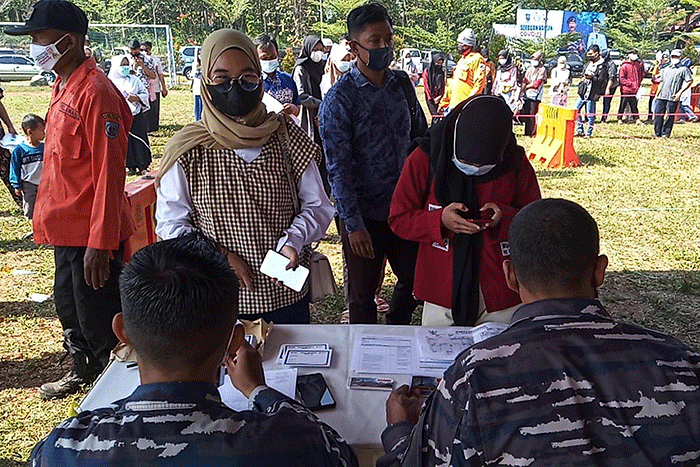 Suasana pelaksanaan hari kedua serbuan vaksin Covid-19 yang dihelat oleh Koarmada II di Stadion Trisanja Slawi, Tegal, Jawa Tengah, Kamis (26/8/2021).