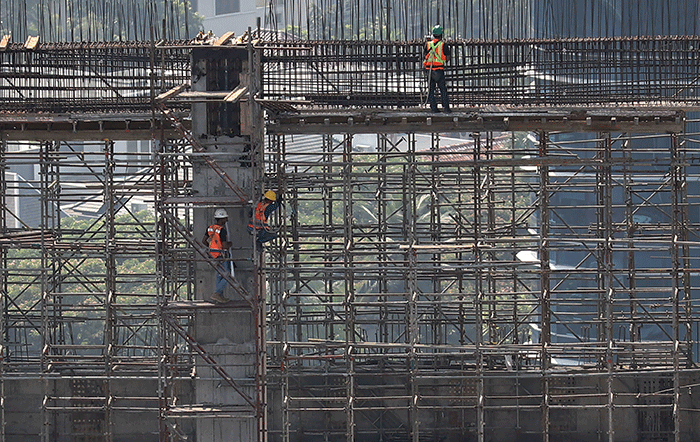 Pekerja menyelesaikan pembangunan gedung bertingkat di Jakarta, Jumat (27/8/2021).