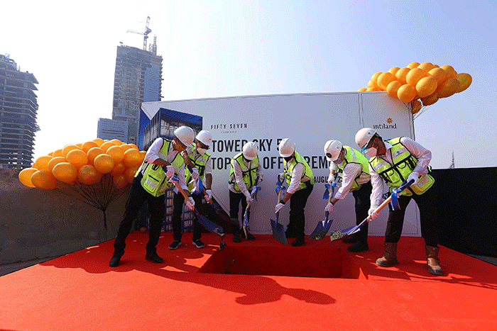 Petugas mengawasi pelaksanaan pembangunan Tower Sky57 Apartemen Fifty Seven Promenade, di Jakarta, Jumat (27/8/2021).