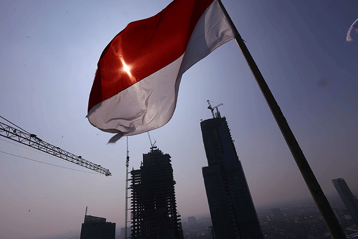 Petugas mengawasi pelaksanaan pembangunan Tower Sky57 Apartemen Fifty Seven Promenade, di Jakarta, Jumat (27/8/2021).