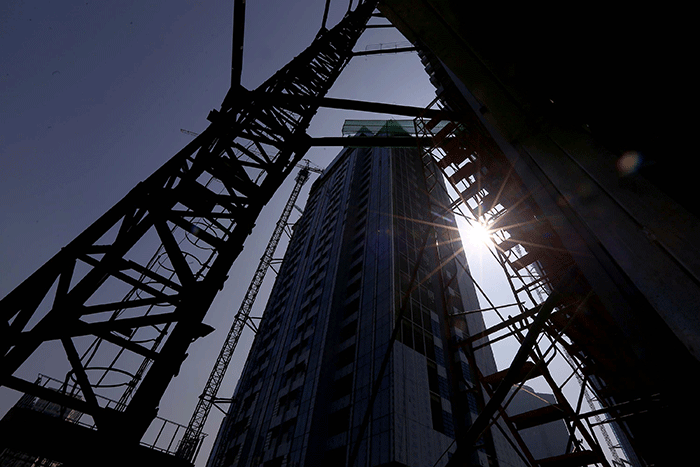Petugas mengawasi pelaksanaan pembangunan Tower Sky57 Apartemen Fifty Seven Promenade, di Jakarta, Jumat (27/8/2021).