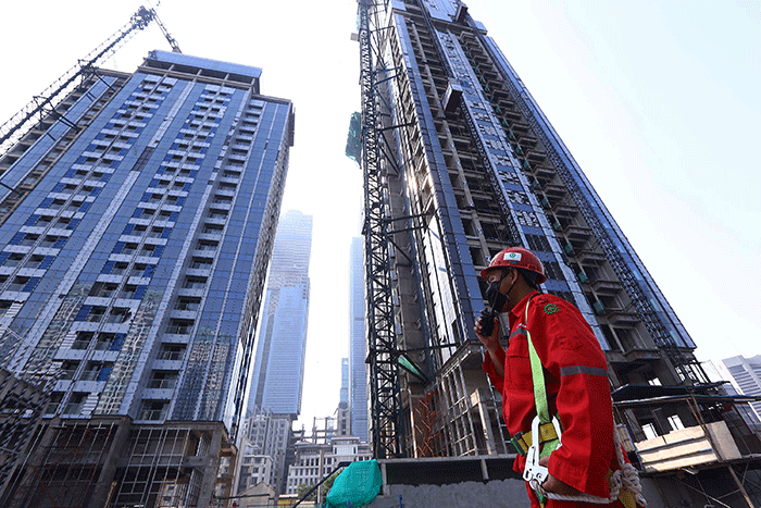 Petugas mengawasi pelaksanaan pembangunan Tower Sky57 Apartemen Fifty Seven Promenade, di Jakarta, Jumat (27/8/2021).