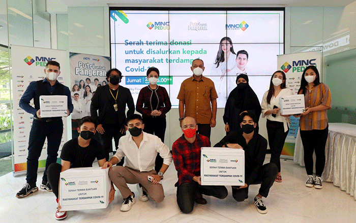 Ketua MNC Peduli Syafril Nasution menerima secara simbolis bantuan sembako dari Head Drama 1 MNC Pictures Rista Ferina di Jakarta, Jumat (27/8/2021).