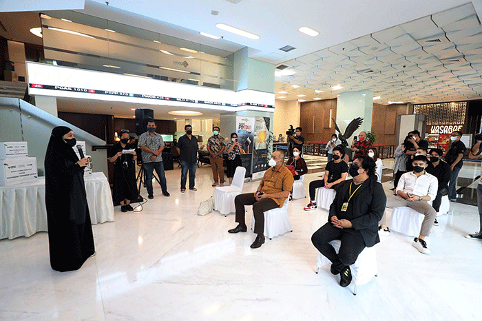 Ketua MNC Peduli Syafril Nasution menerima secara simbolis bantuan sembako dari Head Drama 1 MNC Pictures Rista Ferina di Jakarta, Jumat (27/8/2021).