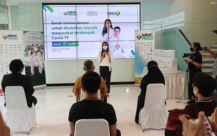 Ketua MNC Peduli Syafril Nasution menerima secara simbolis bantuan sembako dari Head Drama 1 MNC Pictures Rista Ferina di Jakarta, Jumat (27/8/2021).