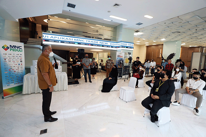 Ketua MNC Peduli Syafril Nasution menerima secara simbolis bantuan sembako dari Head Drama 1 MNC Pictures Rista Ferina di Jakarta, Jumat (27/8/2021).