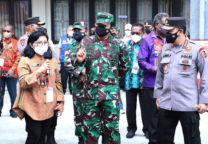Panglima TNI Marsekal TNI Hadi Tjahjanto meninjau kesiapan tempat Isoter terapung bagi masyarakat Jayapura di Pelabuhan Jayapura, Jumat (27/8/2021).