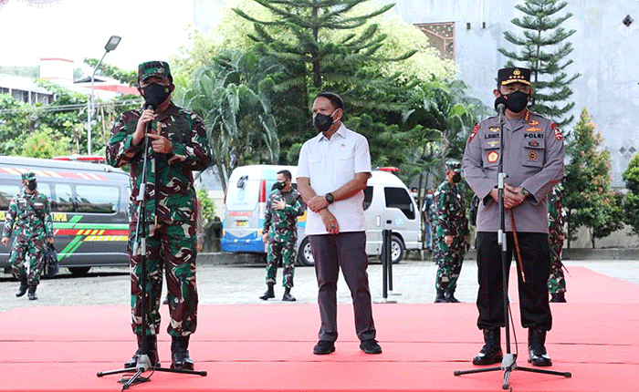 Panglima TNI Marsekal TNI Hadi Tjahjanto meninjau kesiapan tempat Isoter terapung bagi masyarakat Jayapura di Pelabuhan Jayapura, Jumat (27/8/2021).