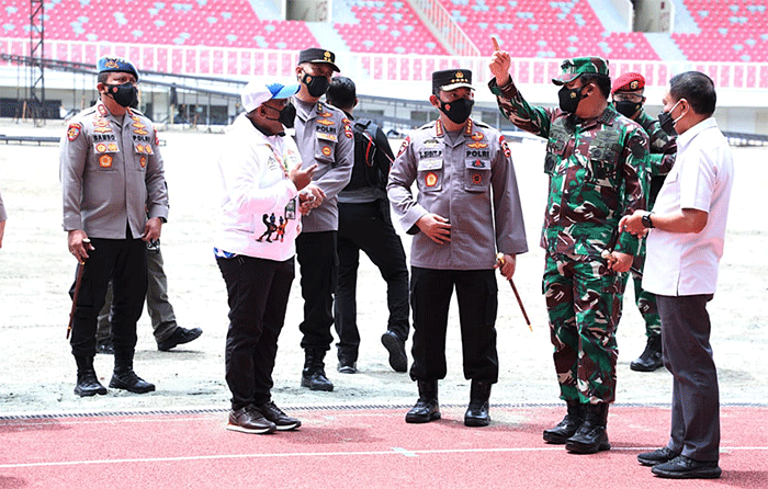 Panglima TNI Marsekal TNI Hadi Tjahjanto meninjau kesiapan tempat Isoter terapung bagi masyarakat Jayapura di Pelabuhan Jayapura, Jumat (27/8/2021).