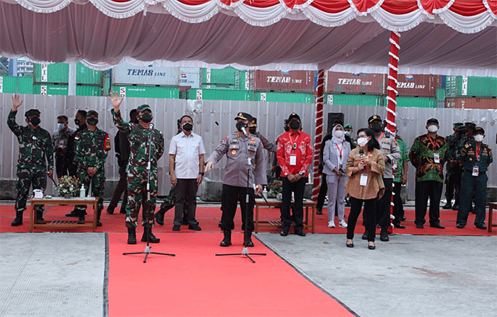 Panglima TNI Marsekal TNI Hadi Tjahjanto meninjau kesiapan tempat Isoter terapung bagi masyarakat Jayapura di Pelabuhan Jayapura, Jumat (27/8/2021).
