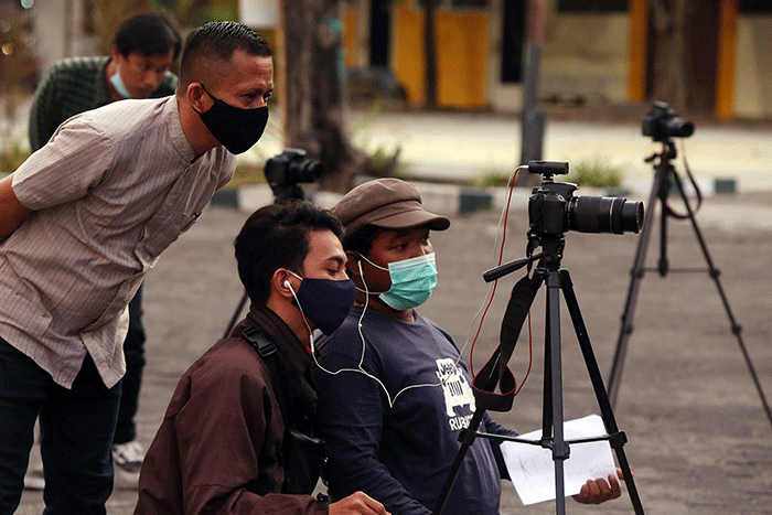 Sesi siaran audio internet (Podcast) di halaman kampus Unitomo Surabaya, Jawa Timur, Jumat (27/8/2021).