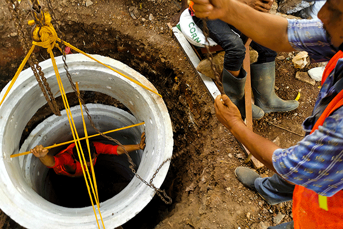 Pekerja sedang menyelesaikan pembuatan drainase vertikal atau sumur resapan di trotoar jalan Gatot Subroto, Jakarta Selatan, Jumat (27/8/2021).
