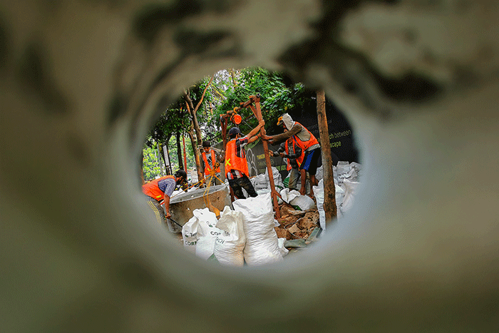 Pekerja sedang menyelesaikan pembuatan drainase vertikal atau sumur resapan di trotoar jalan Gatot Subroto, Jakarta Selatan, Jumat (27/8/2021).