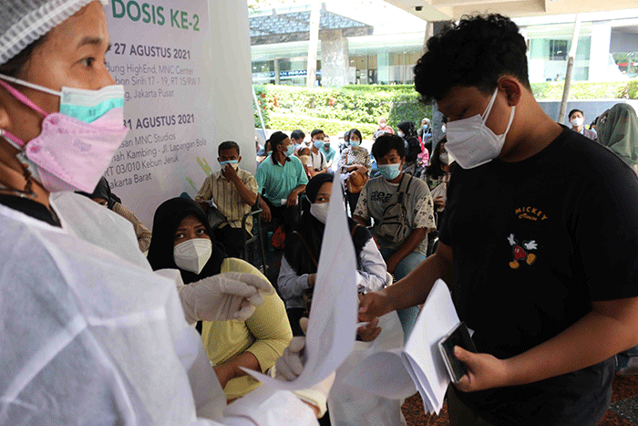 Vaksinator menyuntikkan vaksin Covid-19 tahap 2 kepada warga di MNC Center, Kebon Sirih, Jakarta, Jumat (27/8/2021).