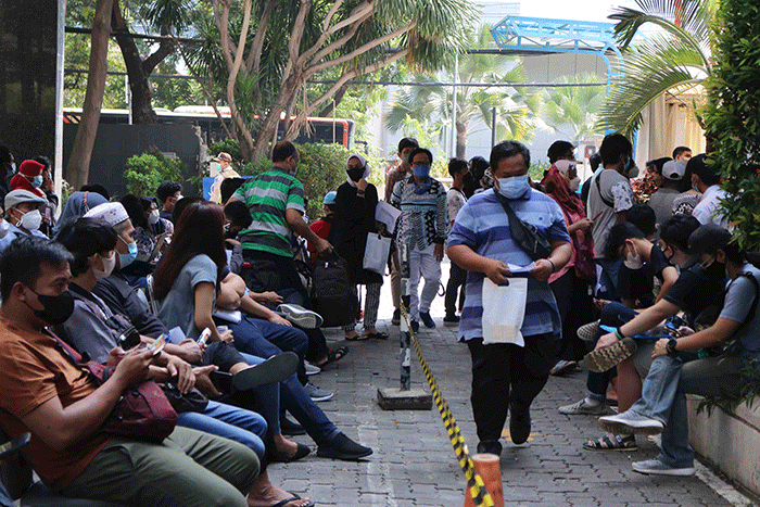 Vaksinator menyuntikkan vaksin Covid-19 tahap 2 kepada warga di MNC Center, Kebon Sirih, Jakarta, Jumat (27/8/2021).