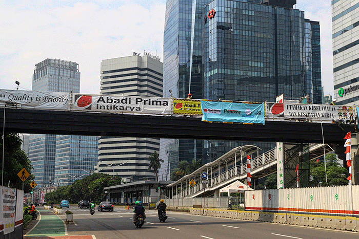 Pekerja menyelesaikan pembangunan Jembatan Penyebrangan Sepeda sekaligus JPO di Jalan Sudirman, Karet Tengsin, Jakarta Pusat, Sabtu (28/8/2021).