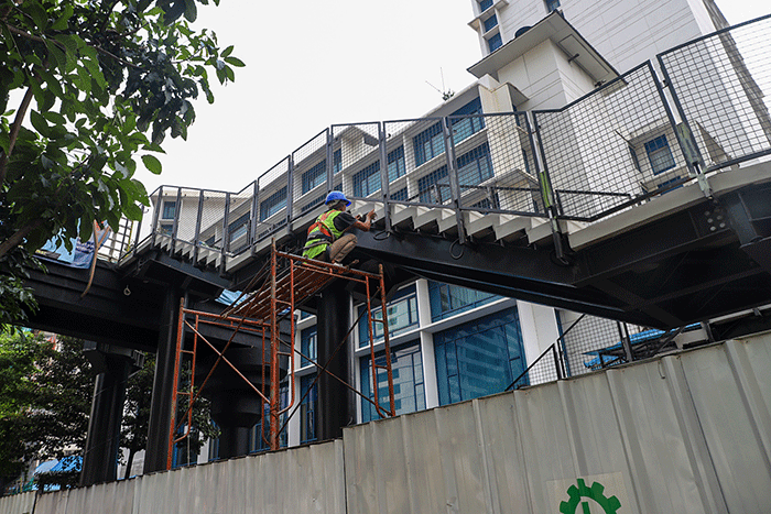 Pekerja menyelesaikan pembangunan Jembatan Penyebrangan Sepeda sekaligus JPO di Jalan Sudirman, Karet Tengsin, Jakarta Pusat, Sabtu (28/8/2021).