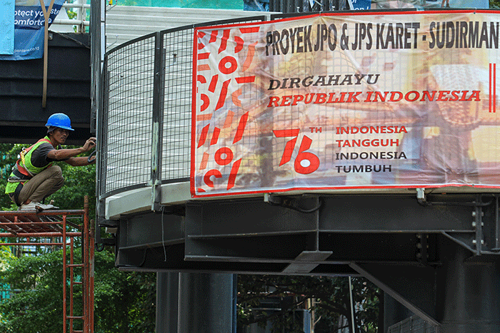 Pekerja menyelesaikan pembangunan Jembatan Penyebrangan Sepeda sekaligus JPO di Jalan Sudirman, Karet Tengsin, Jakarta Pusat, Sabtu (28/8/2021).