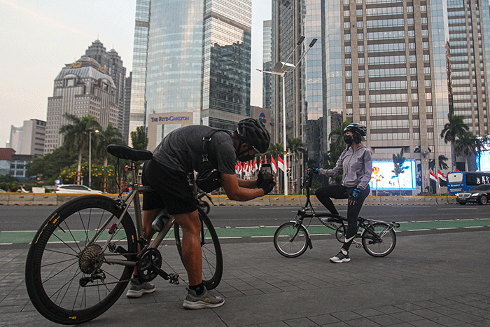 Warga saat berolahraga di trotoar jalan kawasan Sudirman, Jakarta Pusat, Sabtu (28/8/2021).