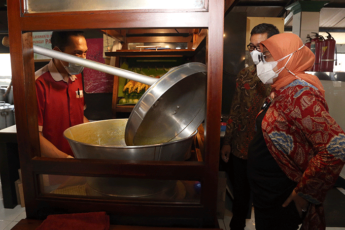 Menteri Ketenagakerjaan Ida Fauziyah mampir ke kedai Soto Ayam Cak Har di kawasan Jl. Ir Soekarno Hatta Surabaya, Jawa Timur, Sabtu (28/8/2021).
