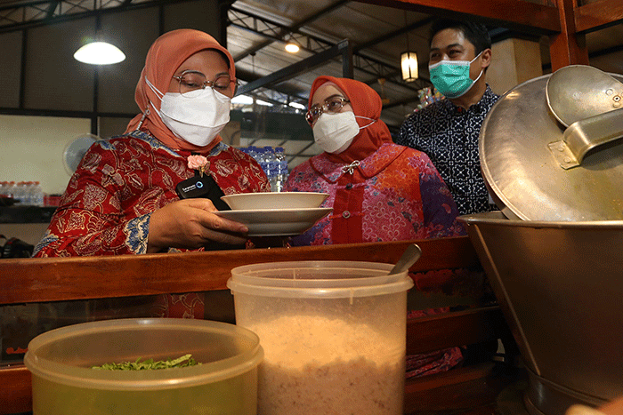 Menteri Ketenagakerjaan Ida Fauziyah mampir ke kedai Soto Ayam Cak Har di kawasan Jl. Ir Soekarno Hatta Surabaya, Jawa Timur, Sabtu (28/8/2021).
