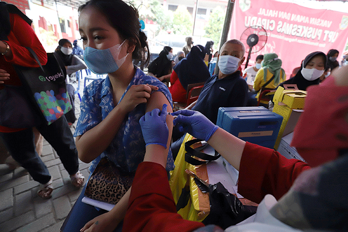 Warga disuntik vaksin jenis Pfizer di halaman sekolah SDN Kreo 5, Cipadu, Larangan, Tangerang, Banten, Sabtu (28/8/2021).