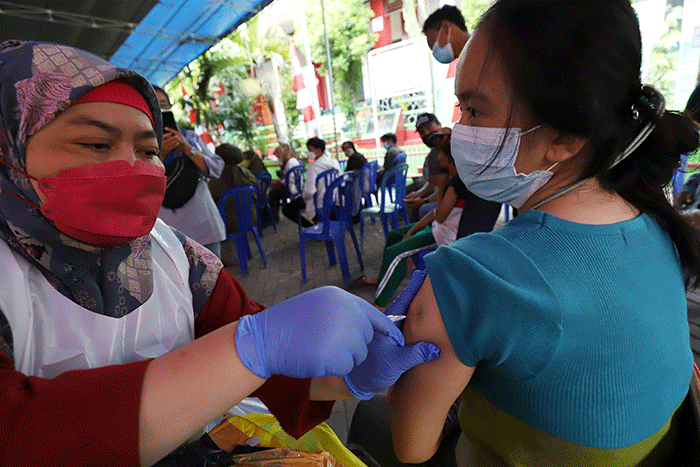 Warga disuntik vaksin jenis Pfizer di halaman sekolah SDN Kreo 5, Cipadu, Larangan, Tangerang, Banten, Sabtu (28/8/2021).