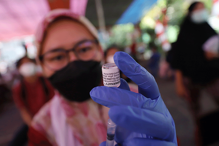 Warga disuntik vaksin jenis Pfizer di halaman sekolah SDN Kreo 5, Cipadu, Larangan, Tangerang, Banten, Sabtu (28/8/2021).