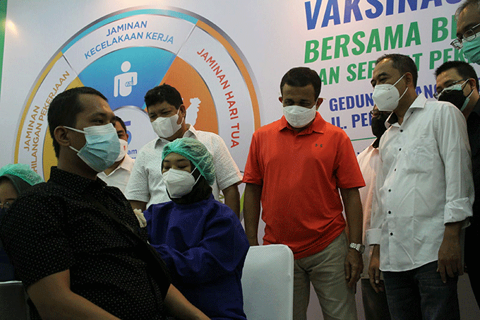 Petugas menyuntikan vaksin Covid-19 kepada pekerja saat pelaksanaan vaksinasi untuk serikat pekerja di Jakarta Timur, Sabtu (28/8/2021).