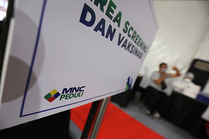 Petugas menyuntikan vaksin Covid-19 kepada warga di MNC Studios, Kebon Jeruk, Jakarta Barat, Minggu (29/8/2021).